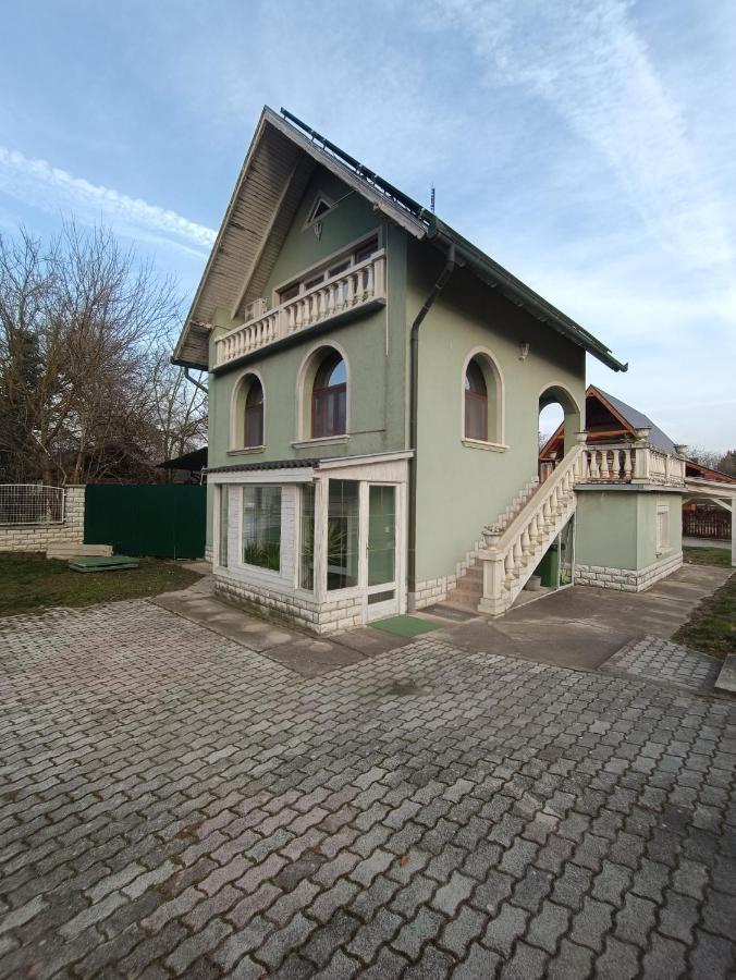 Tassi Halaszcsarda-Harcsa Haz Exterior photo